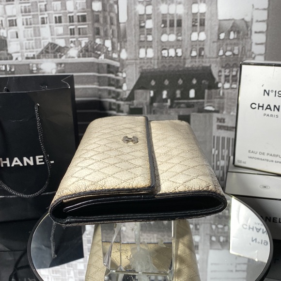 Sold Authentic CHANEL Bicolore Quilted CC Logo Leather Trifold Wallet - Picture 16 of 17